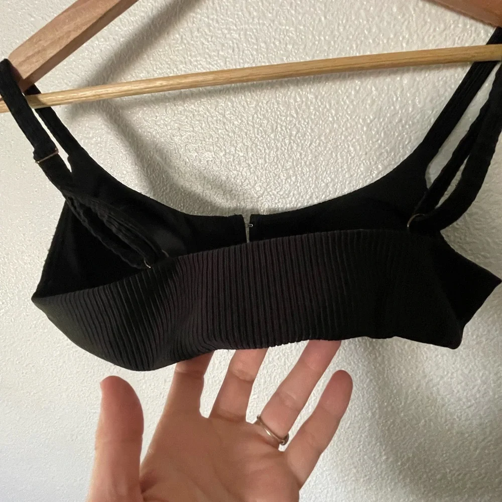 Kirra Black Ribbed Bikini Top Size Small Hooked
